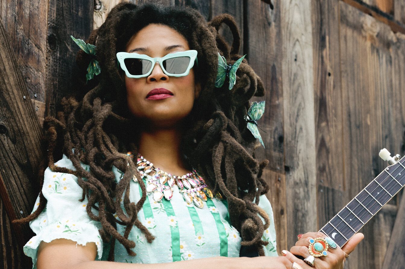 Valerie June collaborates with Sam Amidon on cover of blues standard, “Trouble in Mind”